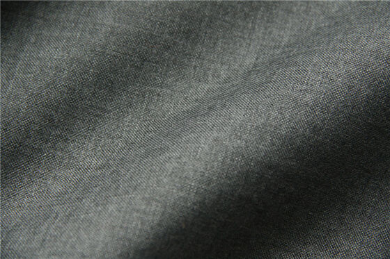 Vải viscose màu đen cung cấp độ kéo dài cao và khả năng chống nhăn cao phù hợp với các ứng dụng thời trang